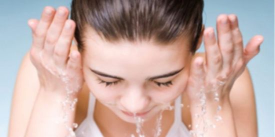 Умывание лица водой