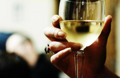 Бокал вина в руке