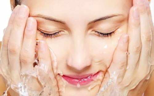 Умывание лица водой