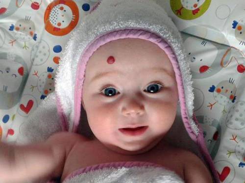 Красная родинка на лбу у ребенка